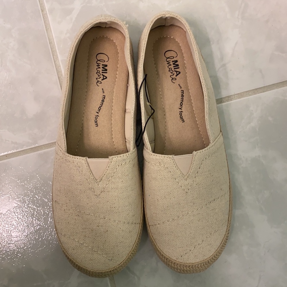 Simple cream colored flat - Picture 2 of 2